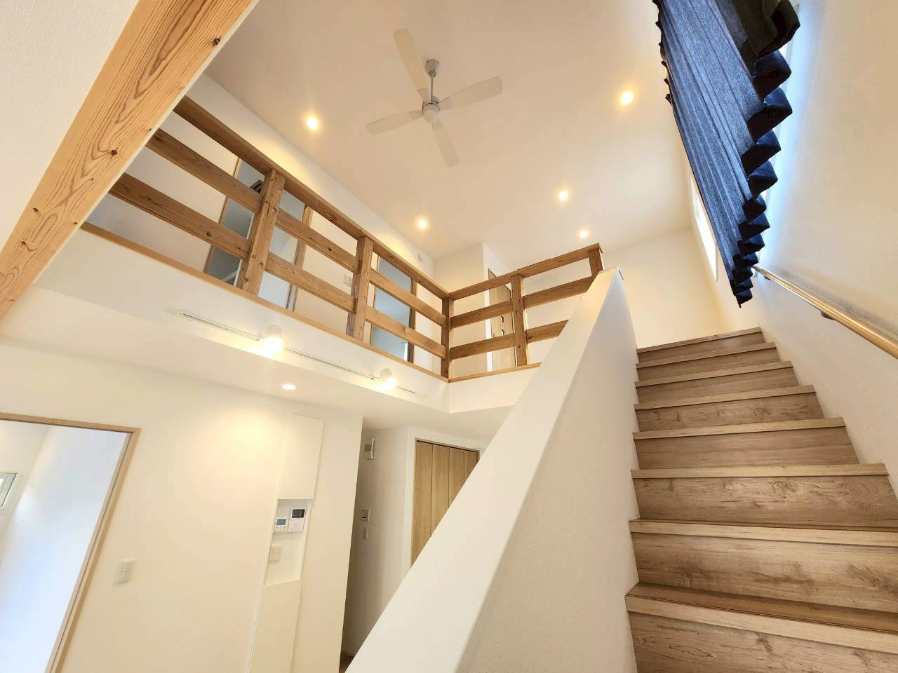 小倉南区長行西　中古戸建ての居間・リビング|吹抜けは開放的で良いですね♪