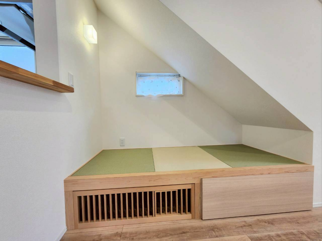 小倉南区長行西　中古戸建ての居間・リビング|階段下を有効活用した畳コーナー♪