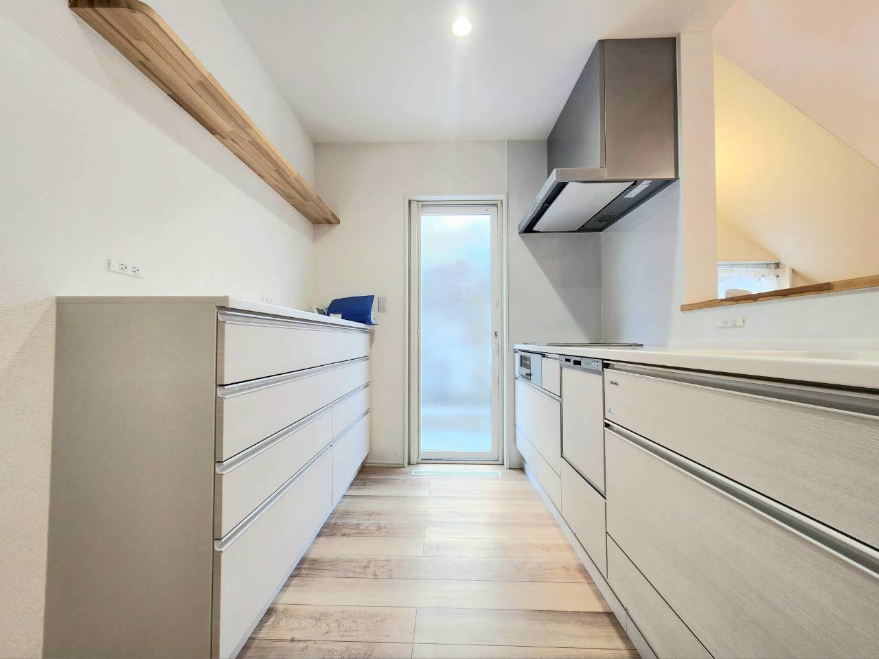 小倉南区長行西　中古戸建てのキッチン|勝手口付きのキッチンです♪