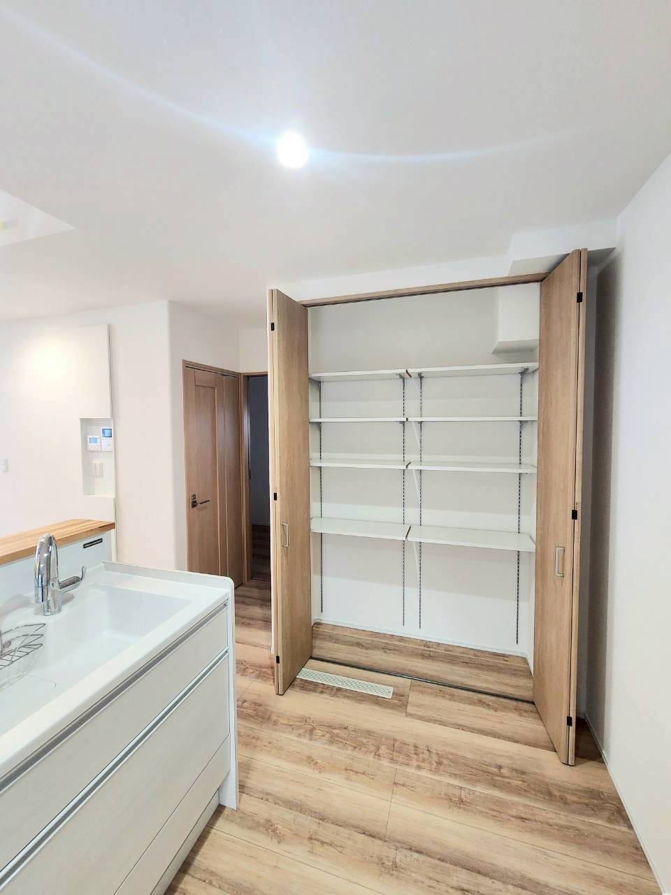 小倉南区長行西　中古戸建てのキッチン|広々したパントリー（食品庫）付き♪