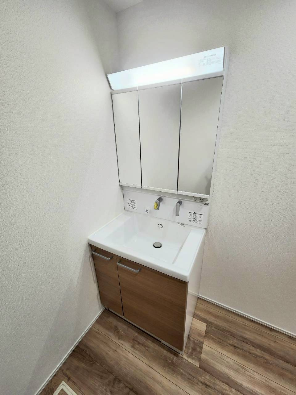 小倉南区長行西　中古戸建ての独立洗面台|3面鏡付きのシャワー付き独立洗面台♪