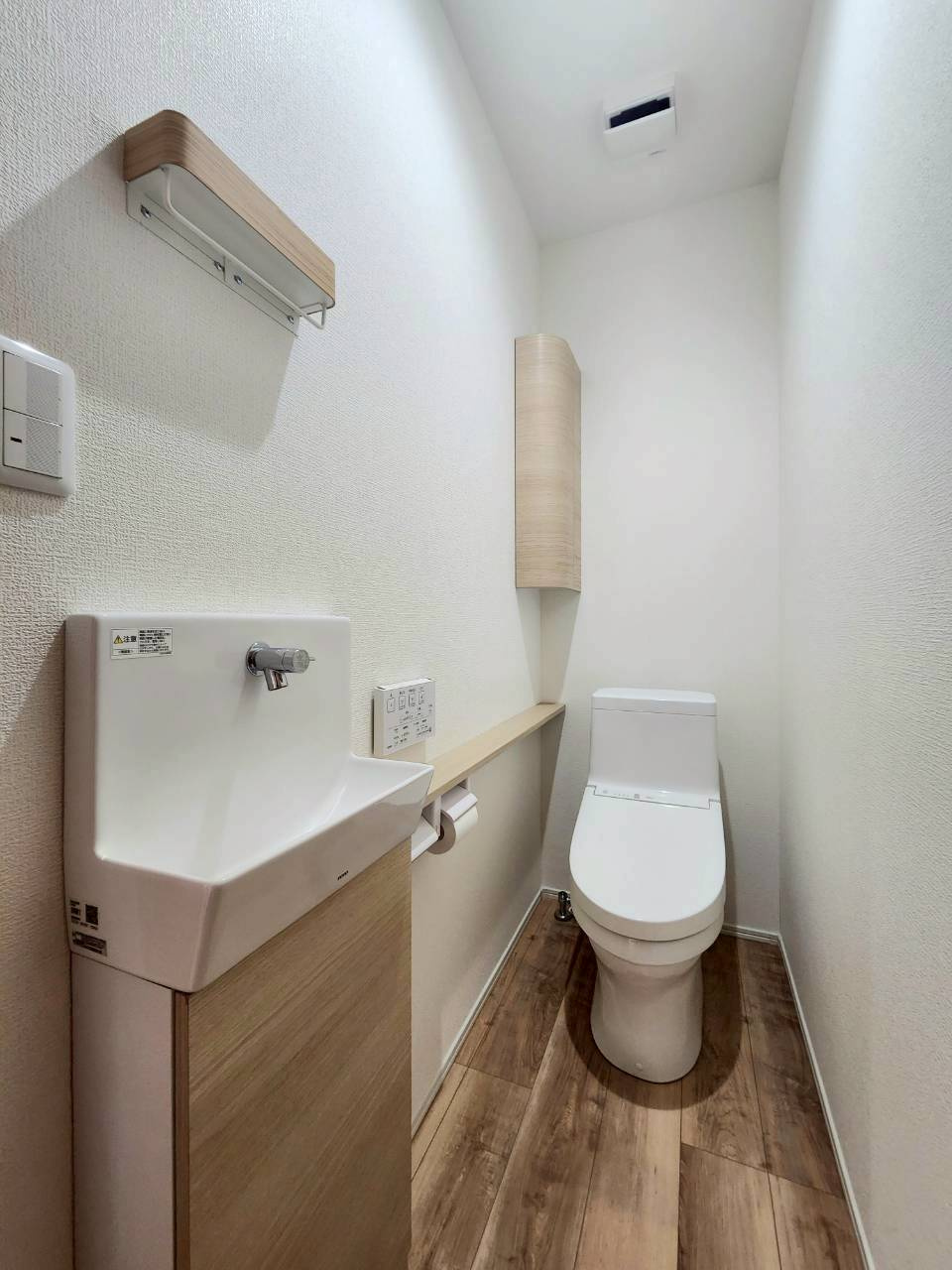 小倉南区長行西　中古戸建てのトイレ|手洗い・収納付きの1階トイレ♪