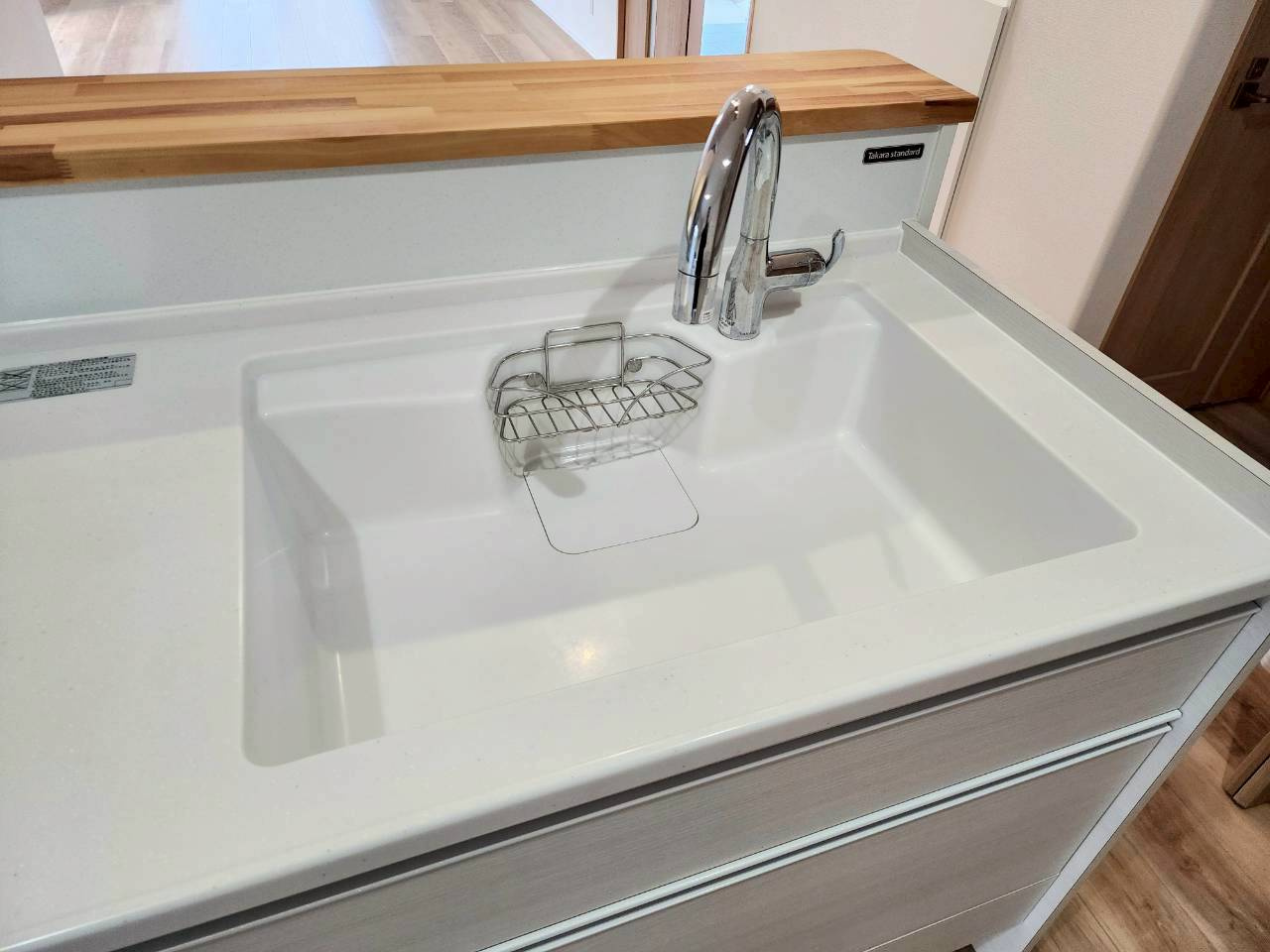 小倉南区長行西　中古戸建てのキッチン|お掃除しやすい人造大理石のフチレスシンク♪