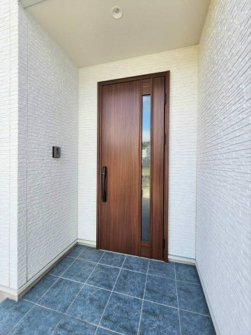 小倉南区長行西　中古戸建ての玄関|玄関ドアはリモコンキーでワンタッチで開閉♪