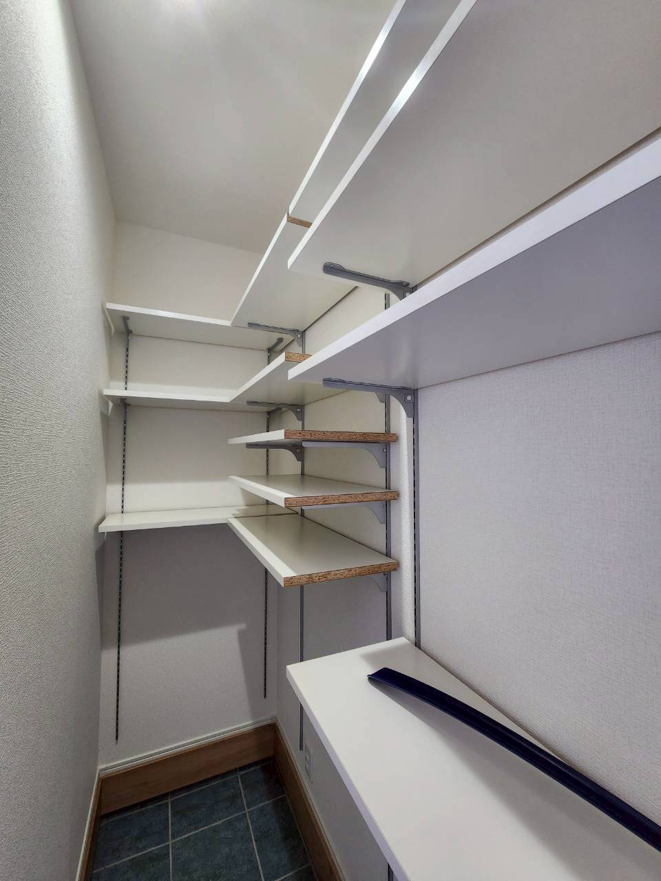 小倉南区長行西　中古戸建ての玄関|玄関横には土間収納付き♪