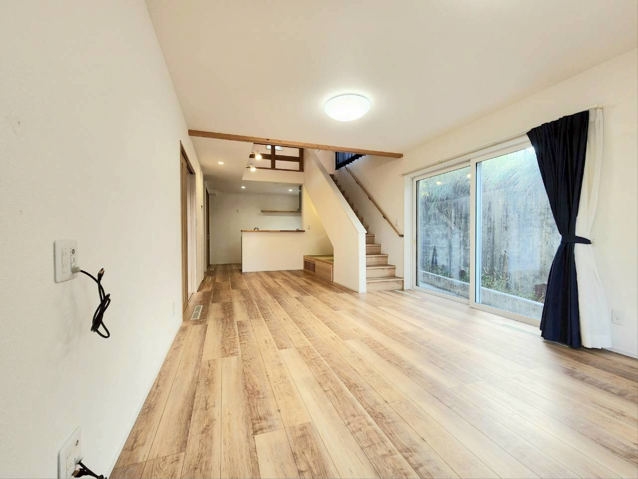 小倉南区長行西　中古戸建ての居間・リビング|大きなサッシが魅力です♪