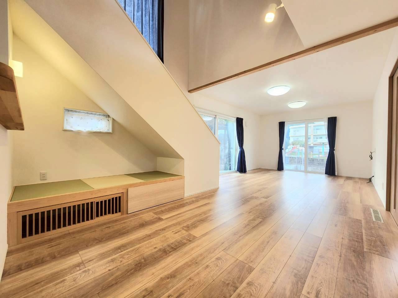 小倉南区長行西　中古戸建ての居間・リビング|2面採光で明るいリビング♪