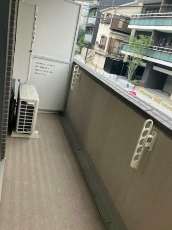 グランドハウス中目黒　ネット0　セキュリティ充実　宅配BOXのバルコニー