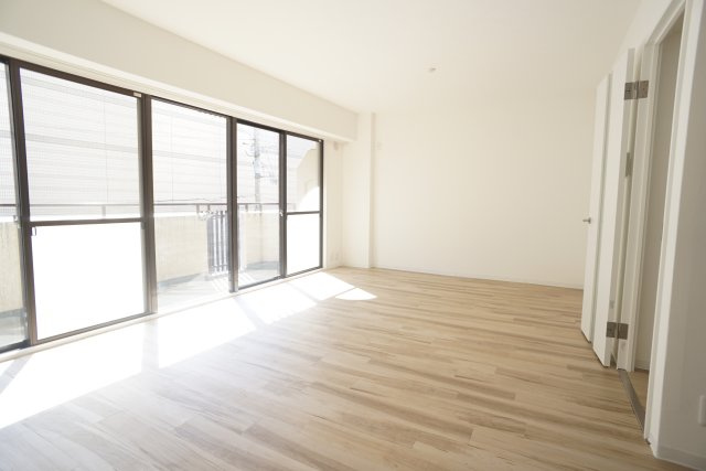 縁樹逆瀬川アーバンライフの居間・リビング