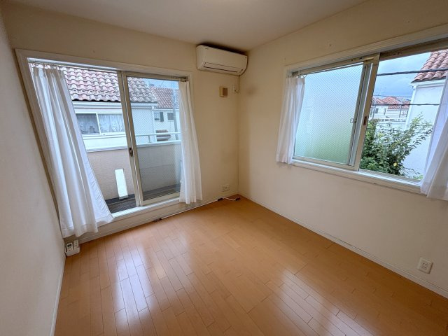 世田谷区北烏山5丁目　中古戸建の洋室|大きな窓からたっぷりと陽光が注がれる明るい居室。一日の疲れを癒し、時を忘れて過ごせる空間です！

現地ご見学希望・資料請求などお気軽にお問い合わせ下さい！
03-5990-5201