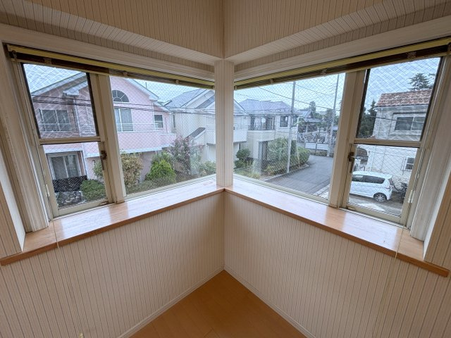 世田谷区北烏山5丁目　中古戸建の洋室|全居室は2面採光のため、通風や採光性を高めてくれます。明るく開放的で快適な居住空間を実現！

現地ご見学希望・資料請求などお気軽にお問い合わせ下さい！
03-5990-5201