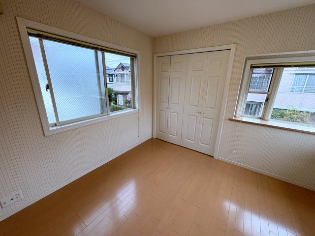 世田谷区北烏山5丁目　中古戸建の洋室|自分だけのプライベート空間。明るく温もりを感じることができる居室です。

現地ご見学希望・資料請求などお気軽にお問い合わせ下さい！
03-5990-5201