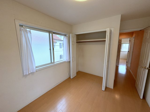 世田谷区北烏山5丁目　中古戸建の洋室|お子様の成長と共に増えていく荷物も、楽々しまえる収納力！

現地ご見学希望・資料請求などお気軽にお問い合わせ下さい！
03-5990-5201