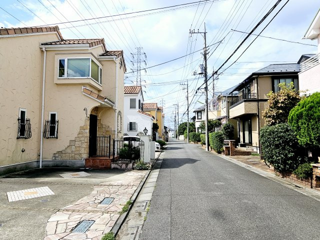 世田谷区北烏山5丁目　中古戸建の前面道路含む現地写真|良好な住環境が守られてきた、第一種低層住居専用地域の住宅街です。

現地ご見学希望・資料請求などお気軽にお問い合わせ下さい！
03-5990-5201
