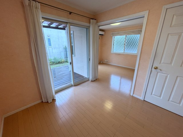 世田谷区北烏山5丁目　中古戸建の居間・リビング|ご家族が自然と集まり会話が弾む、笑顔を育む明るい居住空間です。

現地ご見学希望・資料請求などお気軽にお問い合わせ下さい！
03-5990-5201