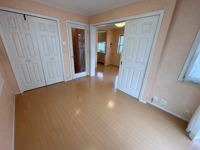 世田谷区北烏山5丁目　中古戸建の居間・リビング|南向きの窓から、お日様の光をたっぷり取りこめるリビングでゆったりと過ごせます。

現地ご見学希望・資料請求などお気軽にお問い合わせ下さい！
03-5990-5201