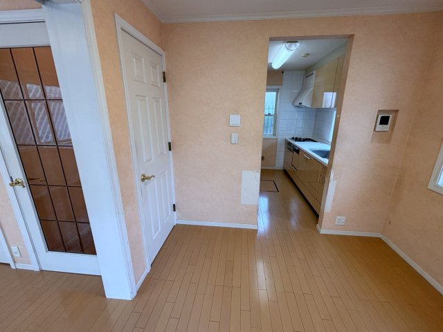 世田谷区北烏山5丁目　中古戸建の居間・リビング|大きな窓からたっぷりと注ぐ陽光を浴びながら、朝食やティータイムを楽しめます。

現地ご見学希望・資料請求などお気軽にお問い合わせ下さい！
03-5990-5201