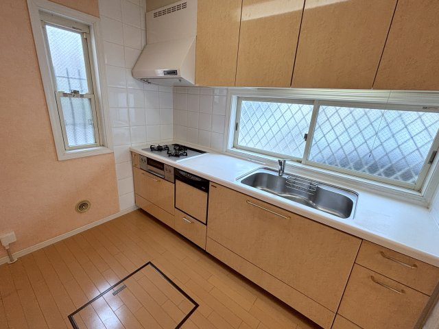 世田谷区北烏山5丁目　中古戸建のキッチン|ビルトインタイプの食洗機付き！家事の時間と、手洗いに比べて使用水量も軽減します！

現地ご見学希望・資料請求などお気軽にお問い合わせ下さい！
03-5990-5201