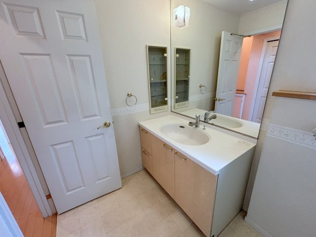 世田谷区北烏山5丁目　中古戸建の独立洗面台|清潔感のあるプライベート空間は、身だしなみチェックやお肌のお手入れに最適です。

現地ご見学希望・資料請求などお気軽にお問い合わせ下さい！
03-5990-5201