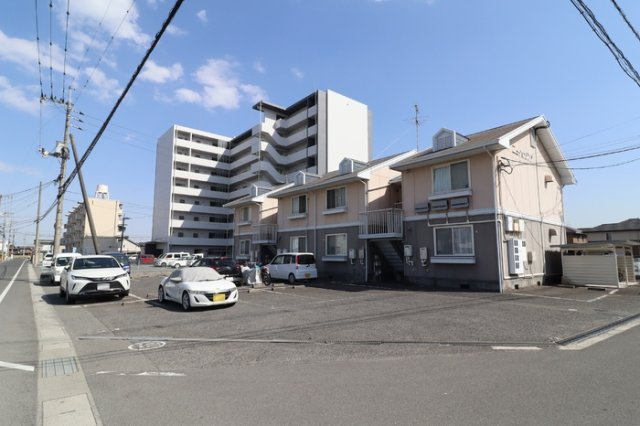 ニューハウジングの駐車場