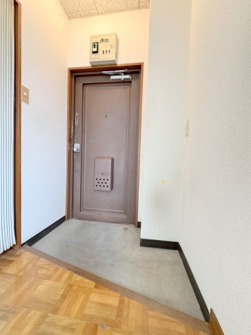 田島マンションの玄関