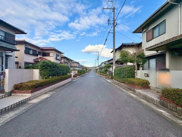 草津市若草5丁目　建築条件無し売土地の前面道路含む現地写真