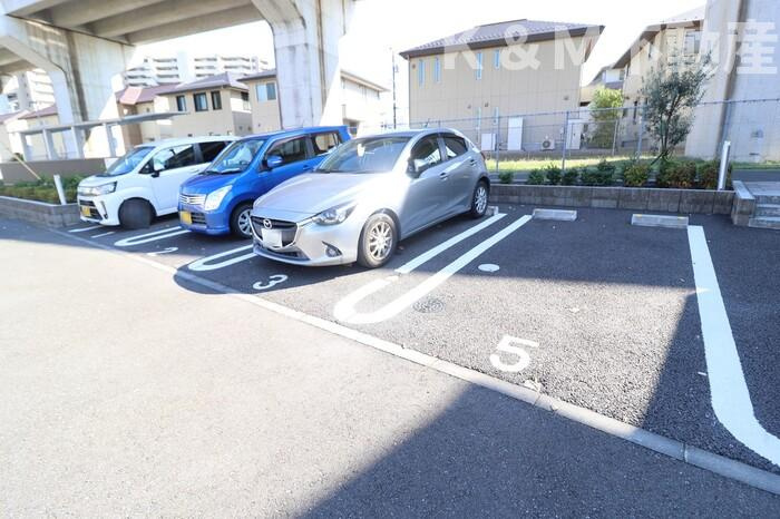 モアニおおたかの駐車場|駐車場があるので、車を買う予定の方も安心です