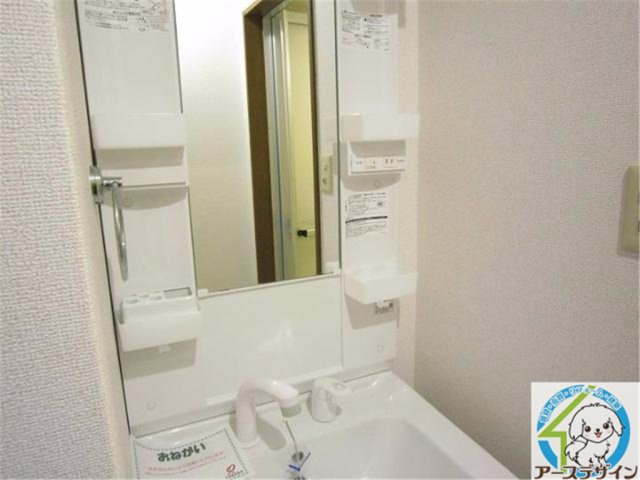 ドミールⅠの洗面所|ゆったりとスペースのある洗面所