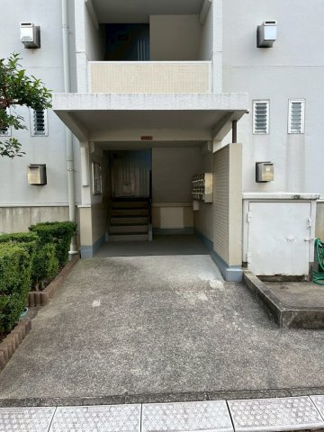 富田第二住宅61号棟のエントランス
