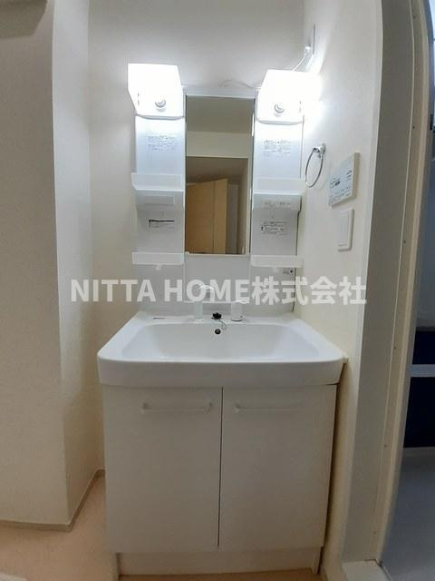 ソアーヴェの洗面所|シャワー付き洗面台に室内洗濯機置き場も設置＊