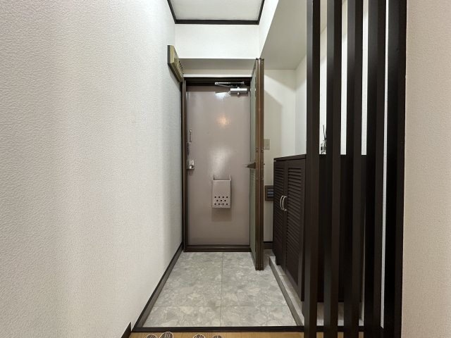 マンション朝霧3号棟の玄関