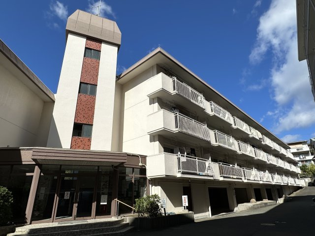 マンション朝霧3号棟の外観