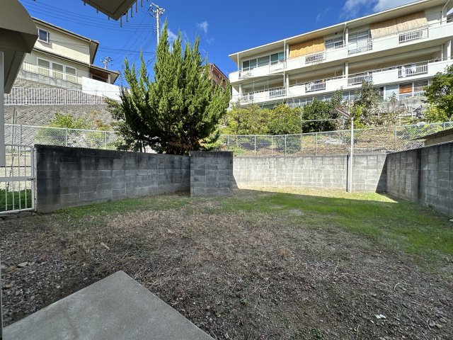 マンション朝霧3号棟の庭