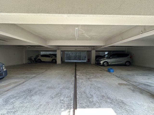 マンション朝霧3号棟の駐車場