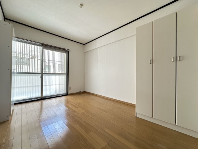 マンション朝霧3号棟の洋室