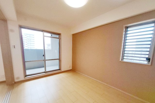 ラウムズ三国ヶ丘の洋室