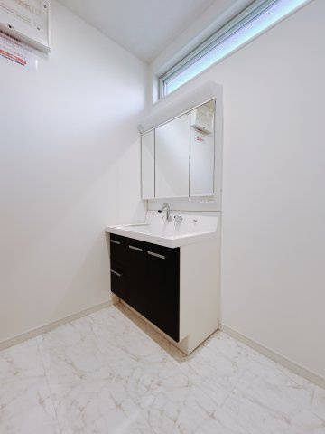 【中古戸建】高崎市吉井町吉井の独立洗面台|■洗面室｜朝のお出かけ準備に嬉しい三面鏡。鏡の裏には歯ブラシや整髪料などを収納できるスペースもあるので、いつでもスッキリ片付きます♪