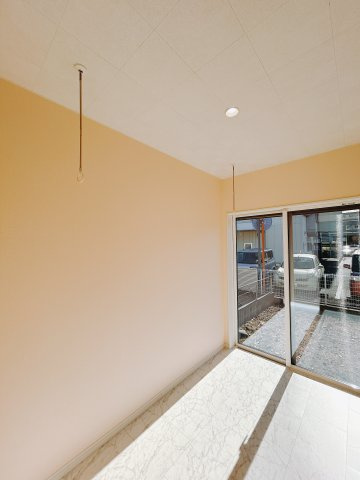 【中古戸建】高崎市吉井町吉井の独立洗面台|■ランドリーコーナー｜お洗濯も安心のランドリーコーナーをご用意しております。大きな窓から暖かい日差しが差し込みます！