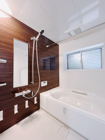 【中古戸建】高崎市吉井町吉井の浴室|■浴室｜デザイン性に優れた浴室♪1日の疲れを癒す、ゆったりとしたバスタイムをぜひお過ごしください(*＾＾*)大きな窓付きで嬉しい♪