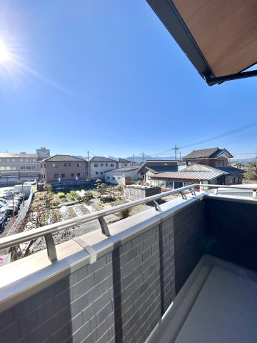 【中古戸建】高崎市吉井町吉井のバルコニー|■バルコニー｜お布団がたくさん干せますね♪バルコニーから入る日差しは暖かく、爽快な朝の目覚めを促してくれます♪洗濯物やお布団を干して太陽の香りを吸い込んだお布団で夜はおやすみください。