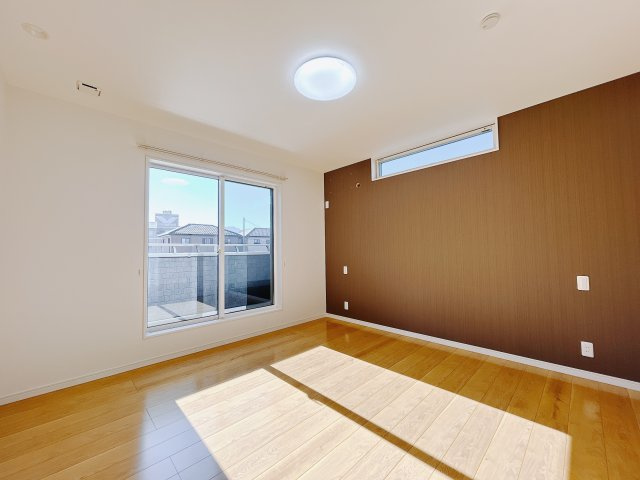 【中古戸建】高崎市吉井町吉井の寝室|■主寝室｜お洒落なアクセントカラーが入っているので、シックな雰囲気になっております。落ち着いた雰囲気で夜はよく眠れそうです♪