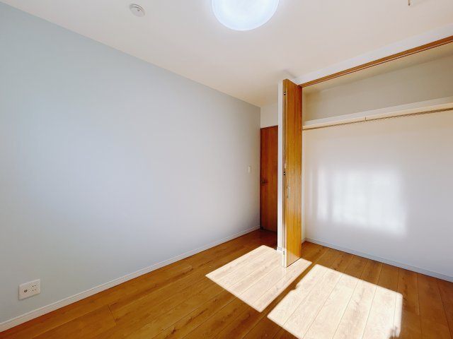 【中古戸建】高崎市吉井町吉井の洋室|■2階洋室｜2階各居室には収納をご用意しています♪常にお部屋を綺麗に保てます！小さなお子様も自然とお片付けができるようになるのでうれしいですよね！