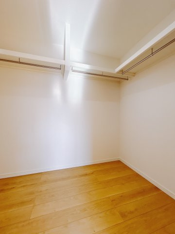 【中古戸建】高崎市吉井町吉井の収納|■WIC｜お気に入りのお洋服もシワを作らずきれいに管理ができる夢のウォークインクローゼット！今お使いの収納ケースもスッポリそのまま収まる広さです♪