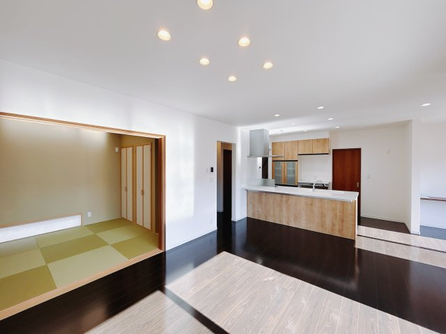 【中古戸建】高崎市吉井町吉井の居間・リビング|■リビング｜時の流れと共に陽射しは装いを変え空間に新たな彩りを与えます。一日中家に居ても飽きることなく過ごすことができる素敵な空間です♪