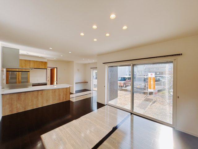 【中古戸建】高崎市吉井町吉井の居間・リビング|■リビング｜陽当たり良好のリビングダイニング♪賃貸では叶わなかった、お友達とのホームパーティや大音量で映画やテレビを楽しむことができます(*^^*)