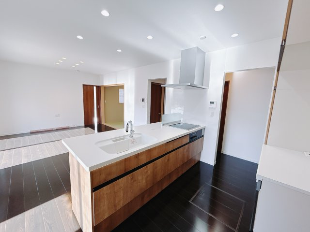 【中古戸建】高崎市吉井町吉井の居間・リビング|■リビング｜キッチンからの眺望です。リビングダイニングで寛ぐご家族の様子も、和室でお昼寝中のお子様の様子も見ることができる「絆を深めるプランニング」です( ＾＾ )