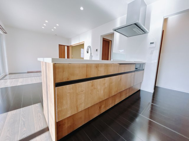 【中古戸建】高崎市吉井町吉井のキッチン|■キッチン｜作業がはかどる広々カウンタースペース。会話がはずむ「オープンキッチン」なので家族とのコミュニケーションも活発になります。