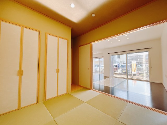 【中古戸建】高崎市吉井町吉井の和室|■1階和室｜「続き間の和室」は子育て世代にこそ適しています。お子様のお昼寝スペースや、洗濯物をたたむのに便利です。客間やリビングの延長としても使えます。