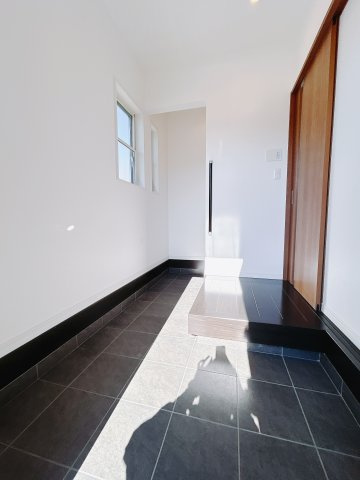 【中古戸建】高崎市吉井町吉井の玄関|■玄関｜毎日の「いってらっしゃい」や「お帰りなさい」を大切なご家族と過ごす玄関は〈使いやすさ〉を追求しております。玄関横の物入は急な来客時でもさっとお片付けできるスペースを確保しています。