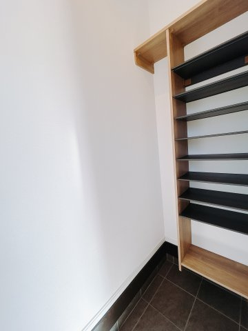 【中古戸建】高崎市吉井町吉井の収納|■SIC｜S.I.Cはスペースが効率よく使える可動棚仕様！大きめのベビーカーやブーツ、平らなサンダルなど用途に合わせて段の高さが変えられます